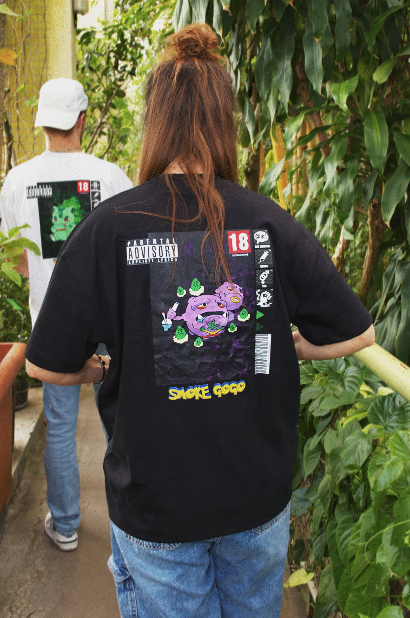 shooting de dos du t-shirt smoke gogo, collection pokegame, marque metamorphe, violet et noir