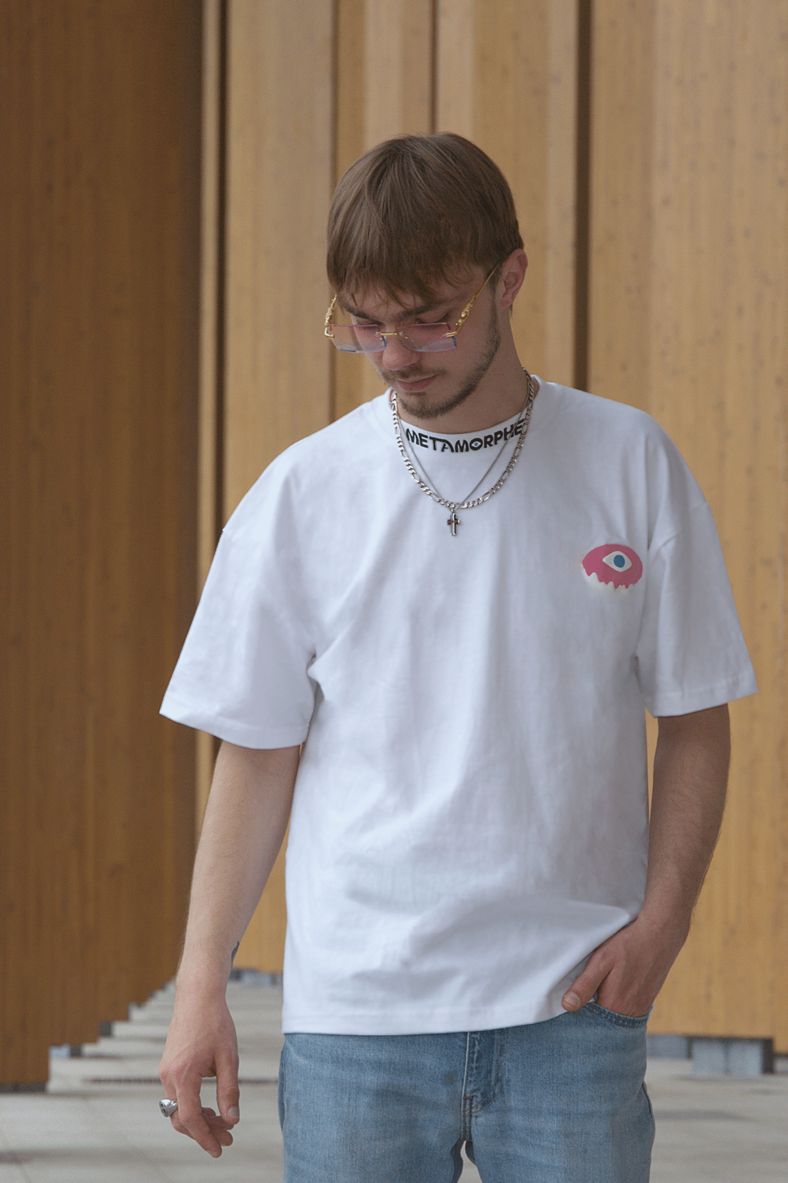 t-shirt jeune vide de débauche de la marque metamorphe, shooting face avant, impression puff, collection ame perdue, rose et blanc