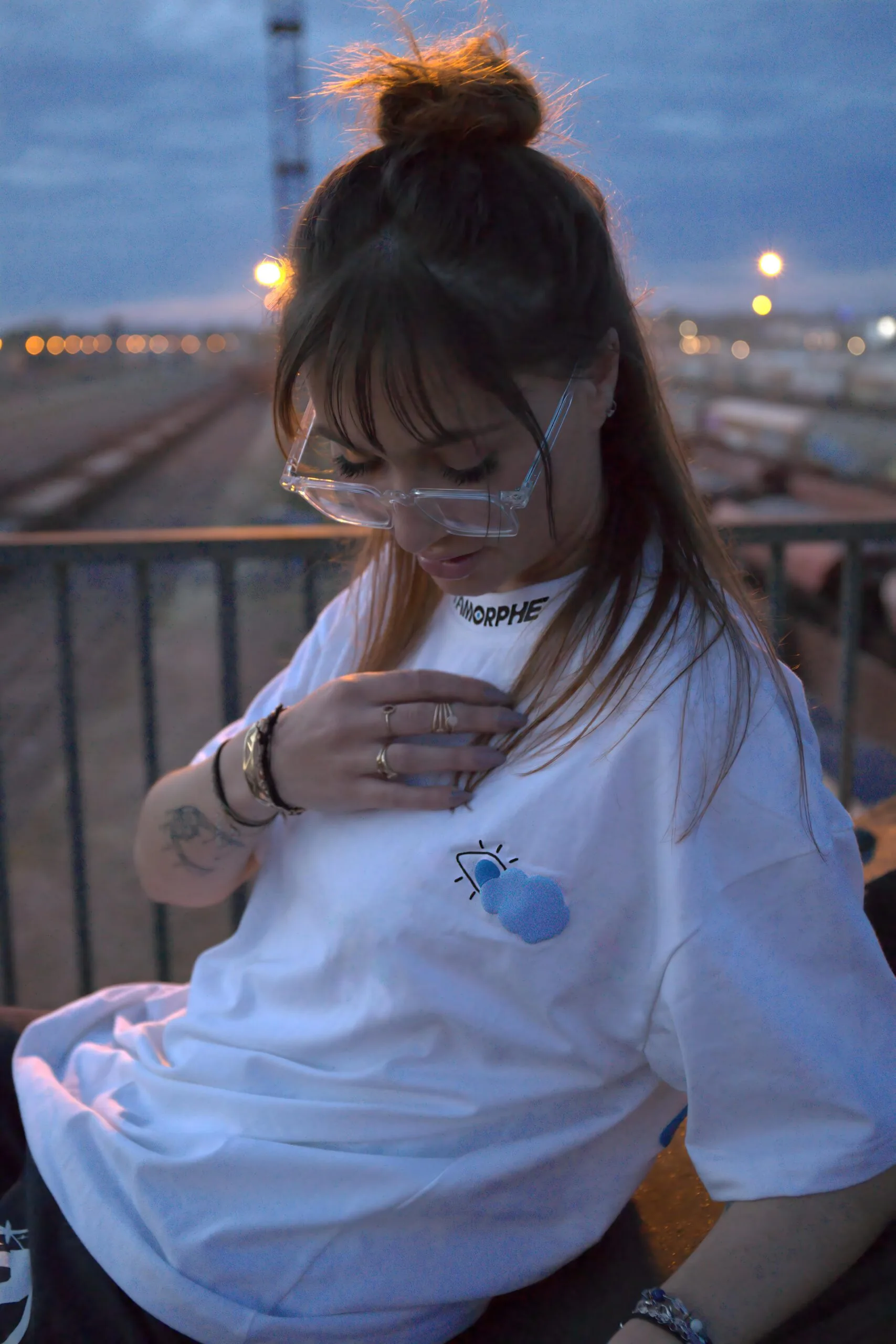 T-shirt ici la bas nul part, shooting de face, collection ame perdue, de la marque metamorphe, impression puff, blanc et bleu