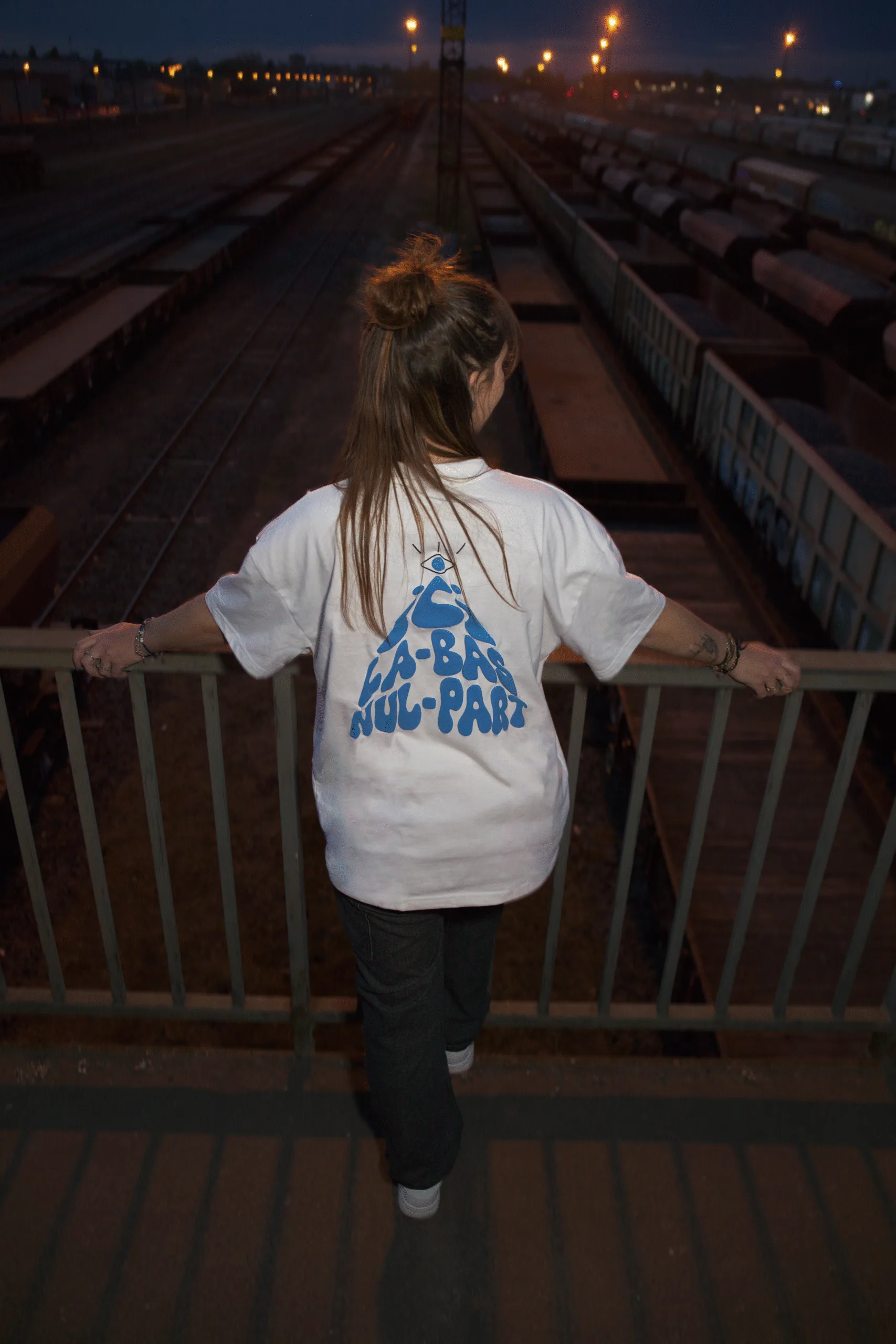 T-shirt ici la-bas nul part, de la collection ame perdue, de la marque metamorphe, blanc et bleu, en impression puff, shooting de dos