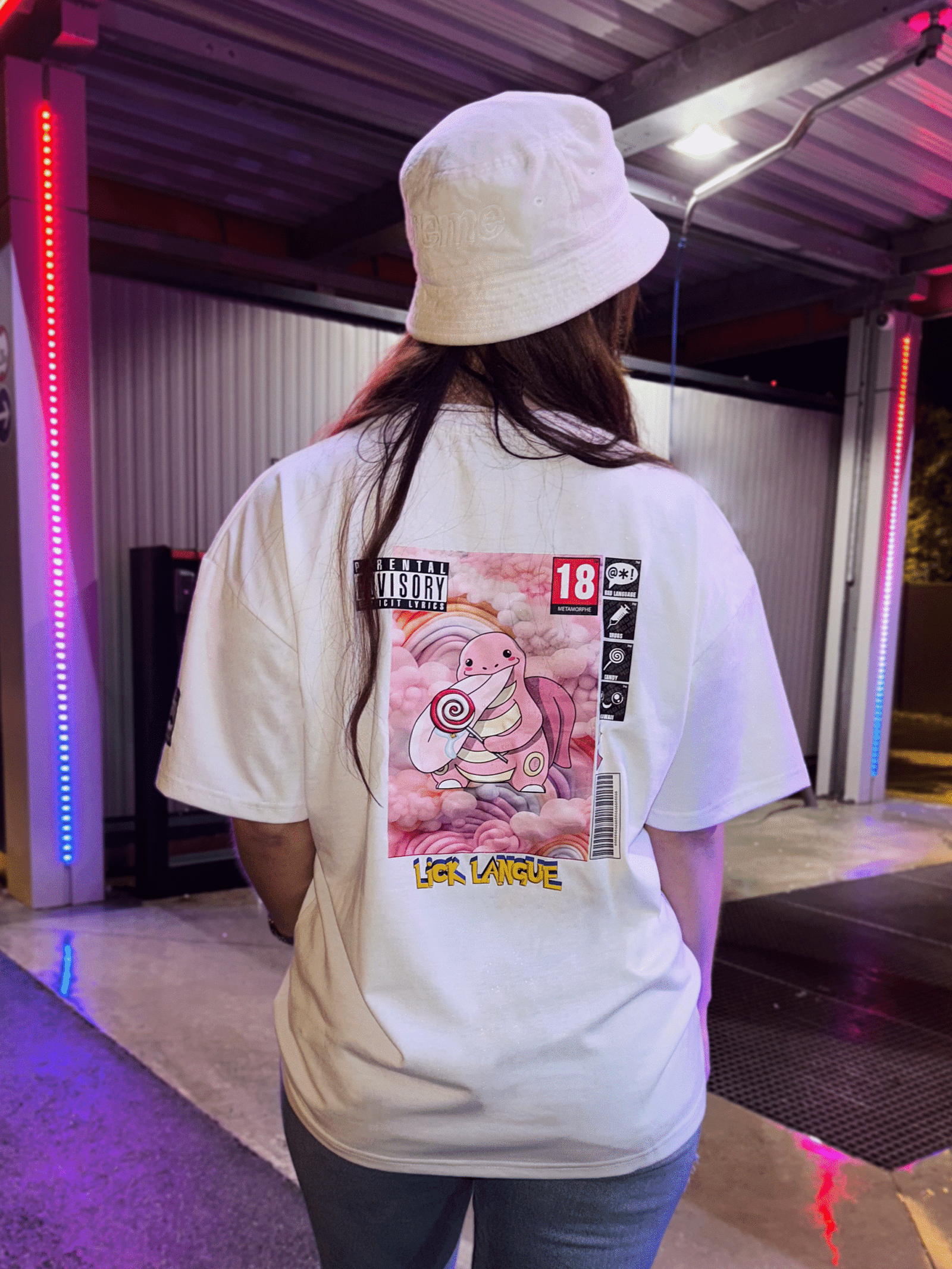 T-shirt licklangue, de la collection pokegame, marque de vêtmeent metamorphe, shooting de dos, rose et blanc