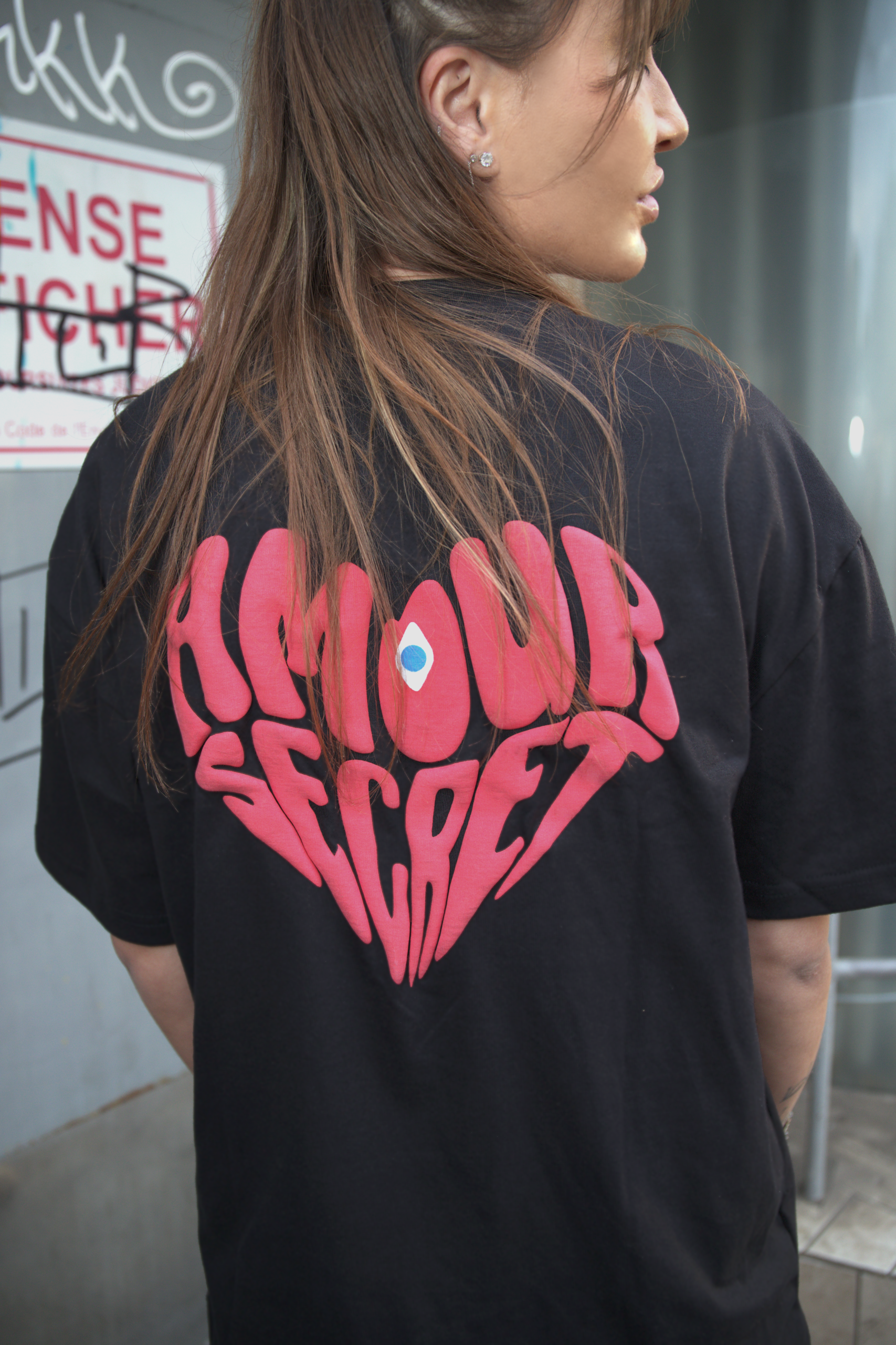 shooting du t-shirt amour secret de la marque metamorphe rouge et noir de dos