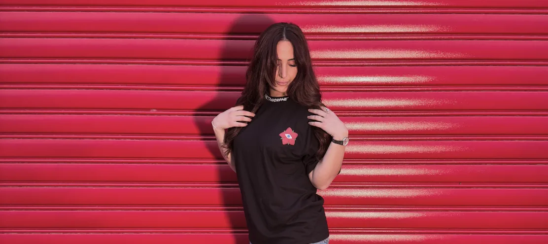 shooting du t-shirt cerise moins que hier plus que demain face avant de la marque metamorphe