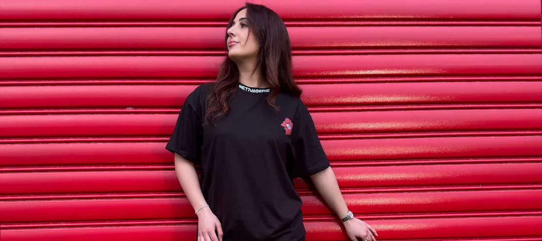 Shooting face avant du t-shirt cerise moins que hier plus que demain rouge et noir de la marque metamorphe